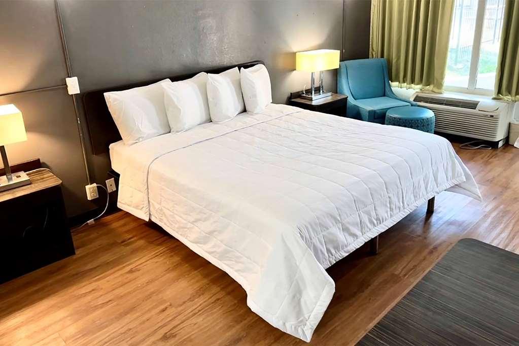 Travelodge By Wyndham Baton Rouge East Room photo